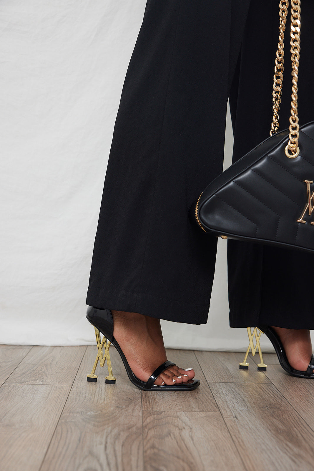 Comfortable black sandal with gold heel